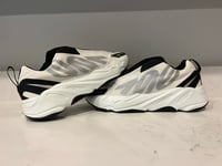 Yeezy 700 MNVN “Laceless”