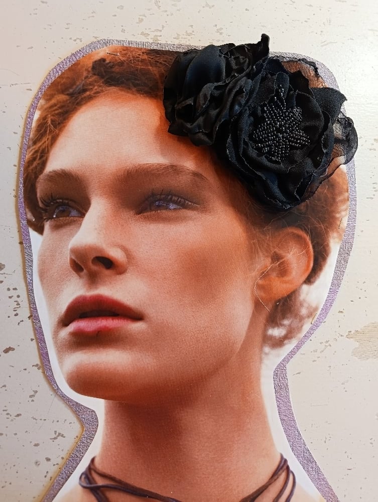 Image of Fermaglio floreale nero con perline nere