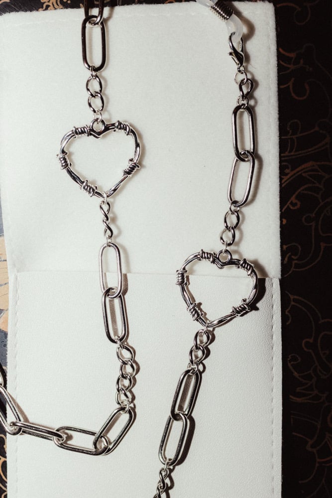 Image of silver barbed wire hearts (big)