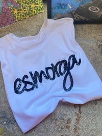 Image 1 of Camiseta bordada a man. ESMORGA. Branca. Corte unisex. Talla L