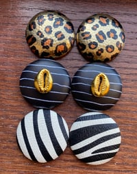 Image 2 of Le Wild Button Set