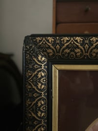 Image 3 of Grand cadre Napoleon III en bois noirci et dorures, passe-partout bordeaux et doré. XIXème siecle