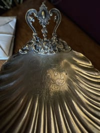 Image 5 of Grand vide poche en forme de coquillage, laiton ouvragé, fin XIXeme siècle 