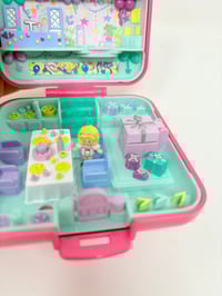 Image 7 of Ensemble bracelet et Polly Pocket carré fushia fête d'anniversaire