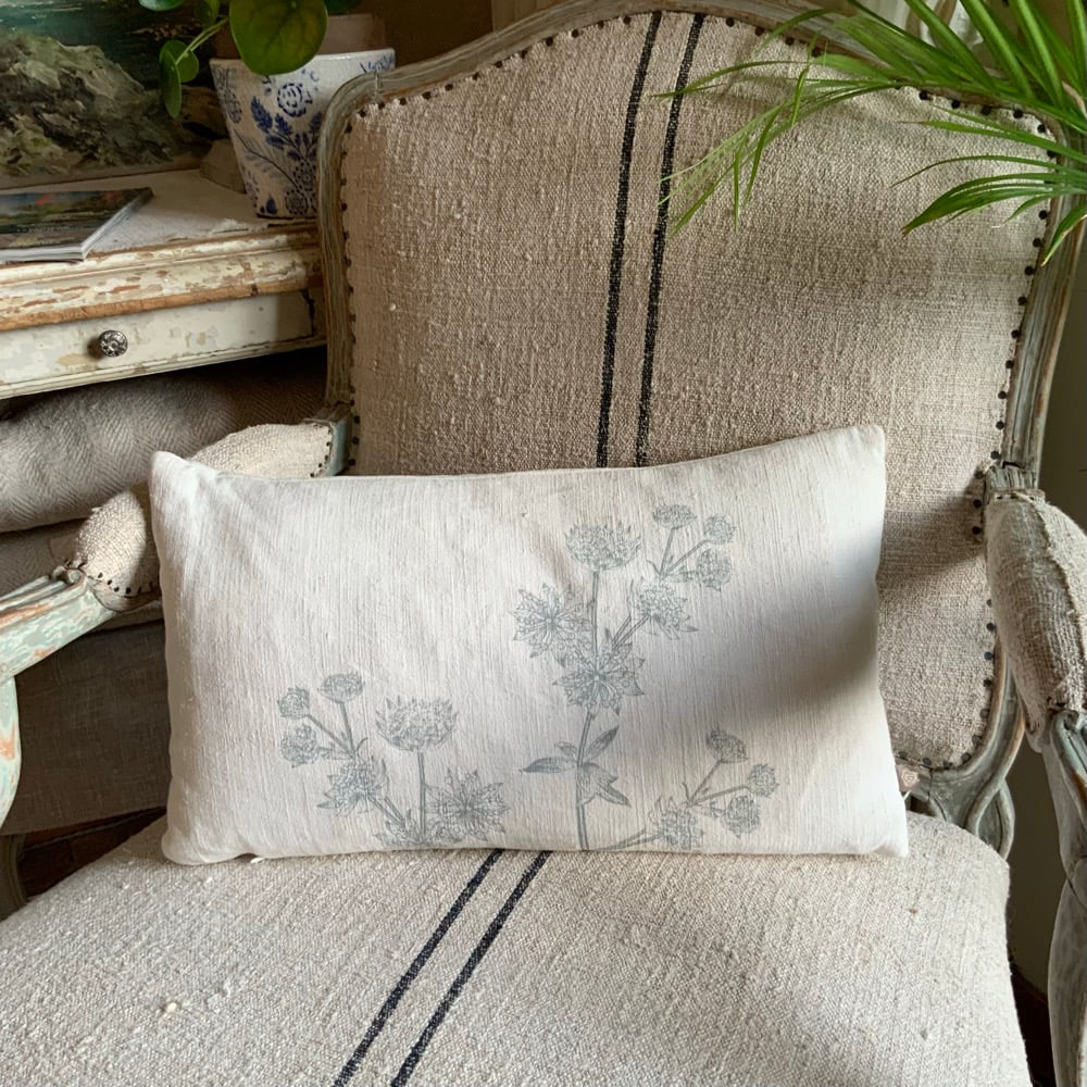 Image of -30% Coussin Lin Ancien Bombylius 28 x 48 cm à 45,50€ au lieu de 65€