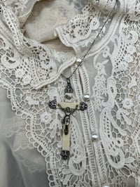 Image 6 of Grande croix, pendentif du 19ème siècle, en os et argent plaqué poinçonné. 