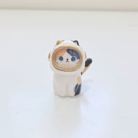 Image 1 of Calico cat with astronaut helmet ceramic figurine (helmet cover version)