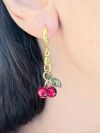 Image 1 of Boucles d'oreilles Mini cerise 