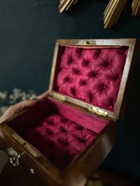 Image 1 of Magnifique boite à bijoux en bois peint et soie capitonnée fuchsia, avec sa clé! XIXème s.
