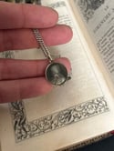 Superbe pendentif en argent guilloché, émail gris, poinçon charançon, XIXème siècle