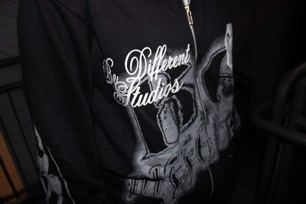 “BE DIFFERENT” BLACK/WOLF GREY