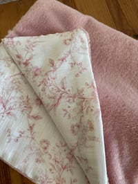 Image 3 of COUVERTURE IMPRIMÉ JOUY ROSE FOURRURE AU CHOIX