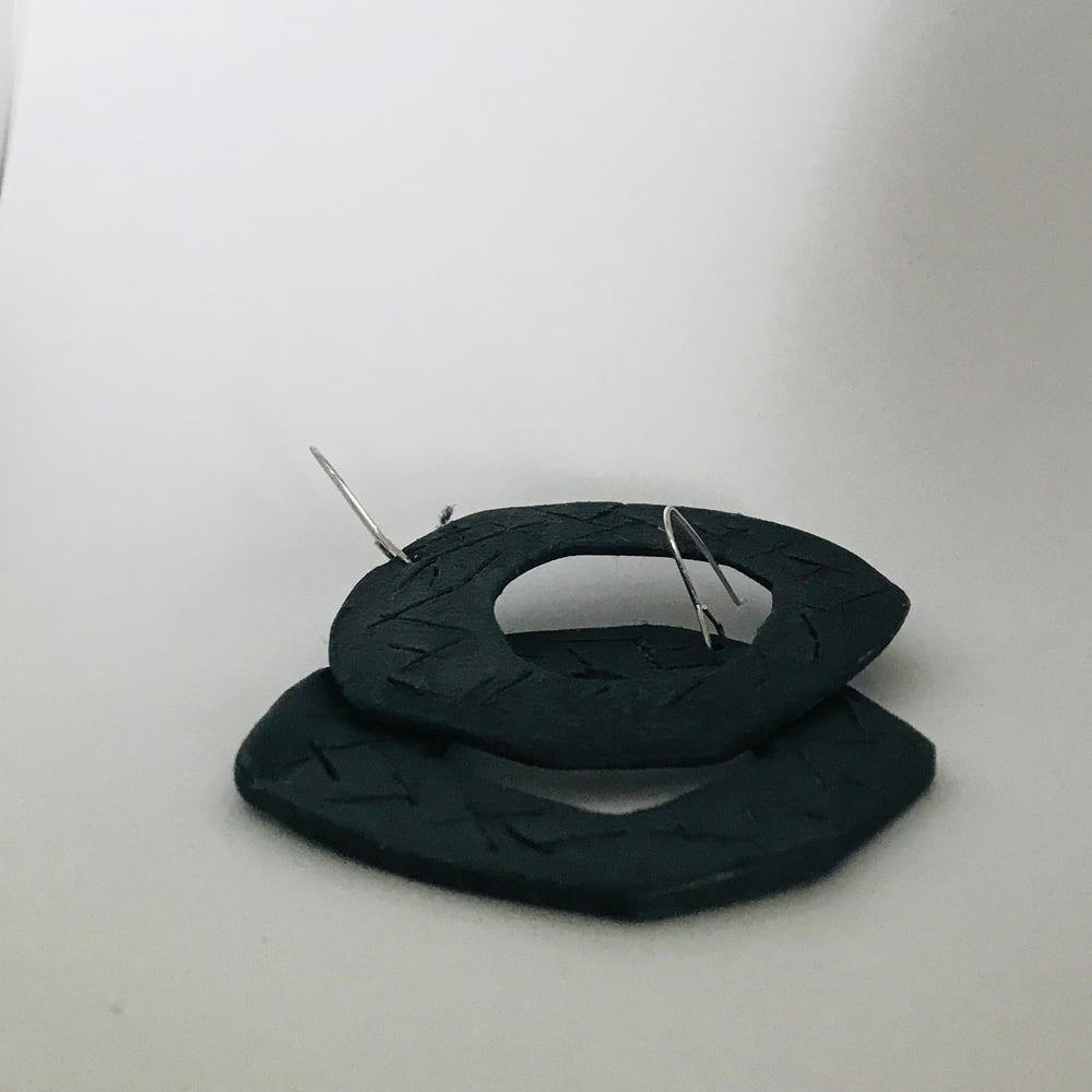 Image of Black sgraffito circle earring