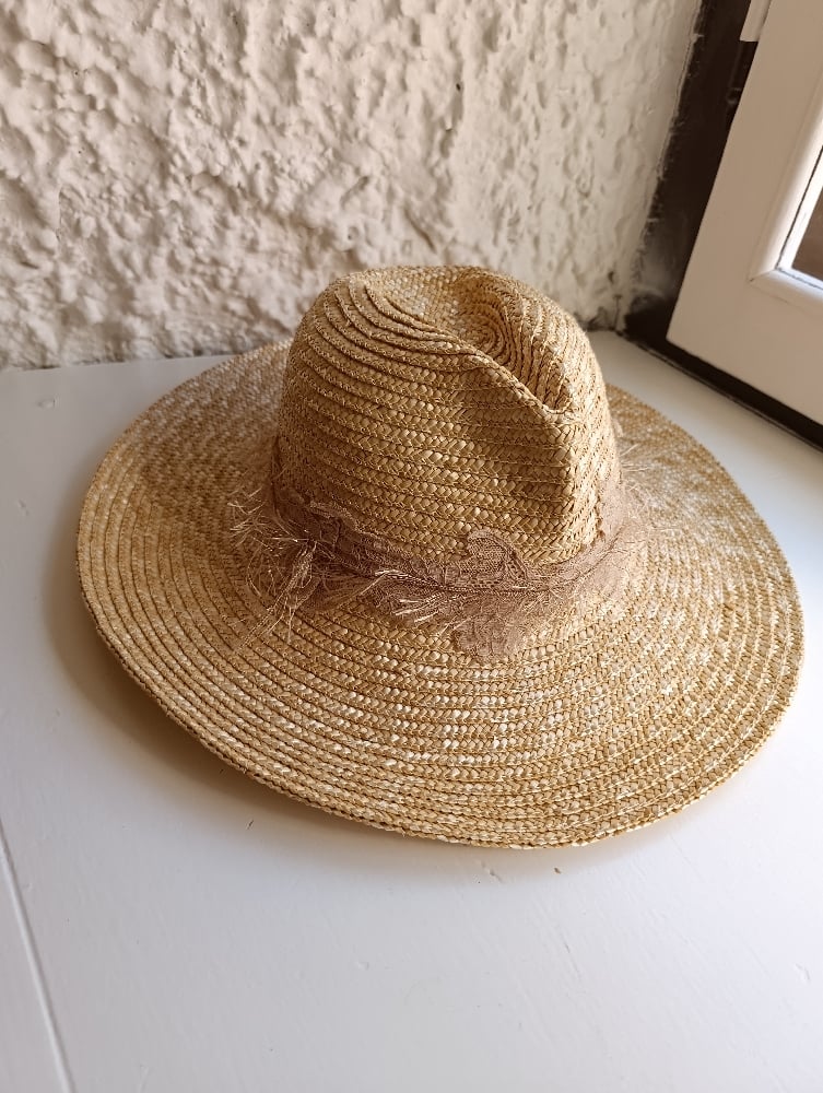 Image of Cappello in paglia miele pizzicato con tesa larga