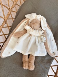 Image 1 of LAPINE 38 CM ET SA TENUE MARGUERITE 🌼 