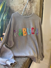 Image 1 of Suadoiro bordado a man. RABUDA. Gris letras cores. Talla L oversize. En Stock!