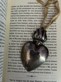 Image 2 of Réservé. Ex-Voto en argent. Cœur sacré du XIXeme siècle 