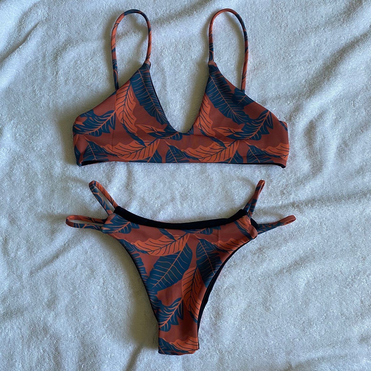 Image of ACTIVE TOP : FALLING FOR TERRACOTTA X BLACK 