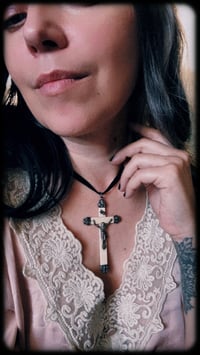 Image 2 of Grande croix, pendentif du 19ème siècle, en os et argent plaqué poinçonné. 