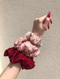 Image 9 of SCRUNCHIE OVERSIZED + STANDARD DIRTY PINK