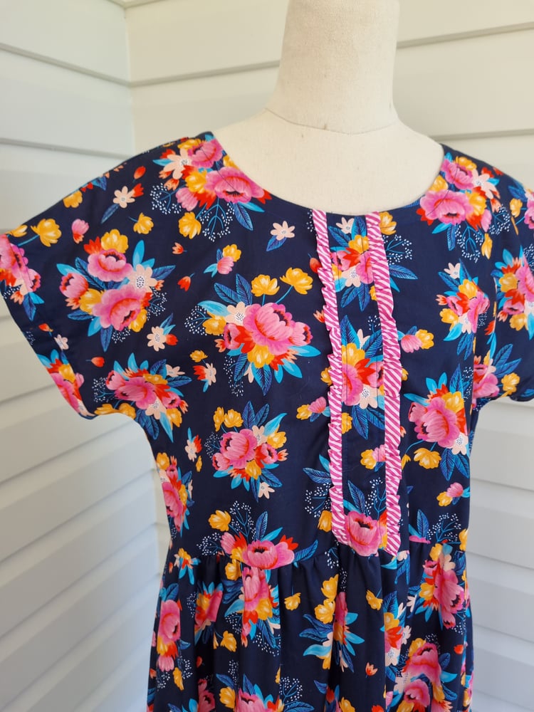 Image of HANNAH NAVY FLORAL. Size Small