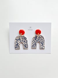 Paire de boucles d’oreilles céramique COWB orange sanguine et crayonné bleu