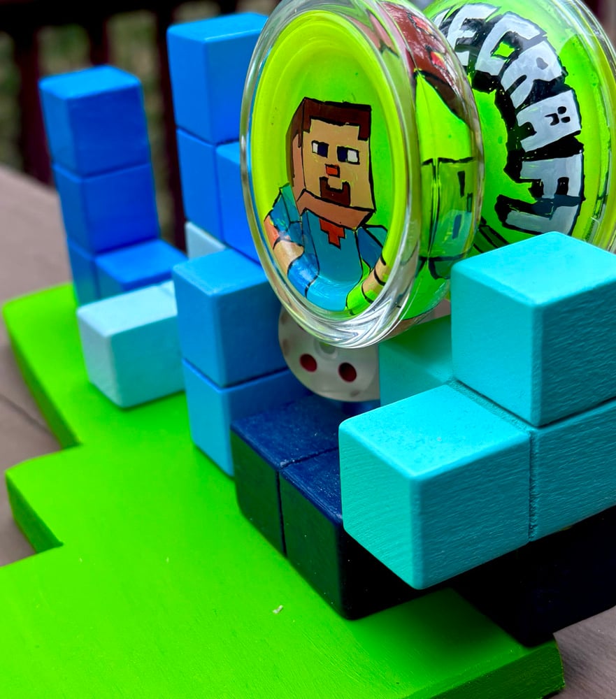 Image of Minecraft Duncan Freehand One with Display