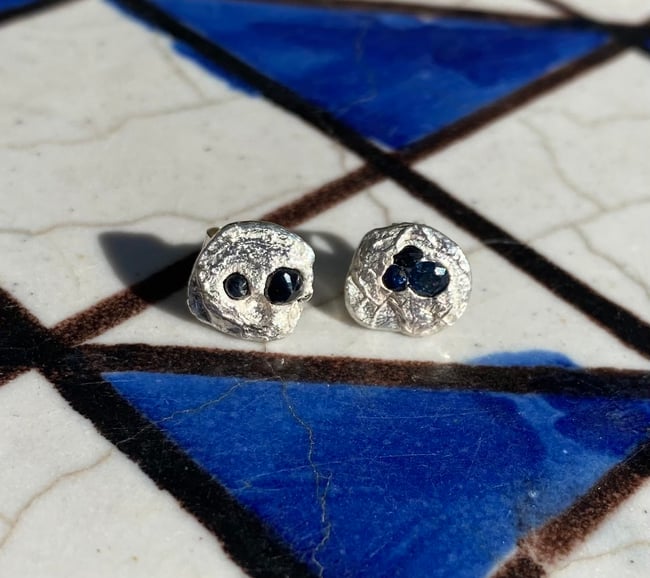 Embedded multi sapphire studs 