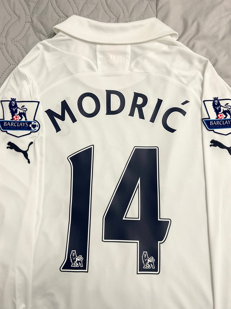 Image of Tottenham Hotspur “MODRIĆ 14” 2011/12 Long Sleeve Home Shirt + PL patches (L)