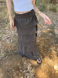 Image 2 of falda marrón volantes 