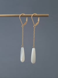 Image 2 of Boucles d'oreilles pendantes goutte nacre blanche chaîne gold filled 