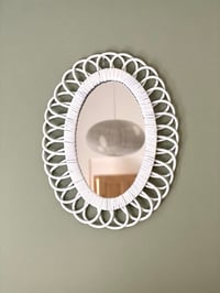 Image 2 of miroir en rotin année 60-70