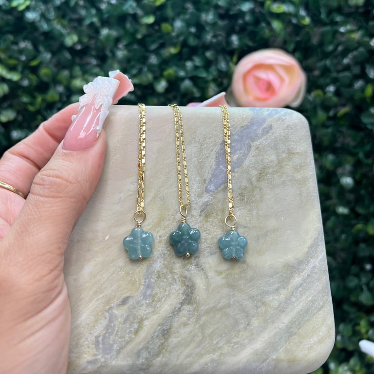 jaded dainty flower necklace