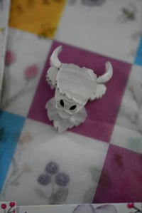 Image 1 of Harper the Highland Cow pin - white ripple