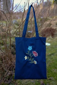 Image 3 of Tøyveske med broderier inspirert av bunadsbroderi "Nordland"