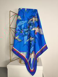 PAÑUELO 70 x 70 SEMISEDA BANDÁ DE GOLONDRINAS