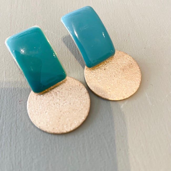 CATHERINE | Boucles d'oreilles graphiques en résine & médaille acier inoxydable doré