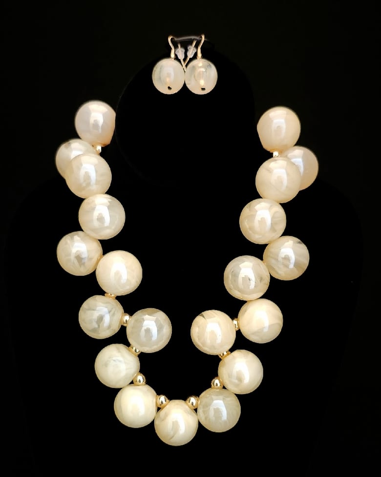 Image of Off White Swirled Necklace Set 