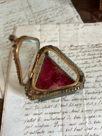 Image 2 of Magnifique boîte à bijoux triangulaire et soie capitonnée rouge. XIXème siècle