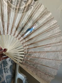 Image 4 of Grand éventail en dentelle et soie peinte, Fin 1800