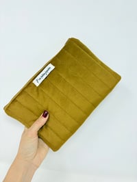 Image 2 of Pochette à livre LA LECTRICE Matelassé velours moutarde