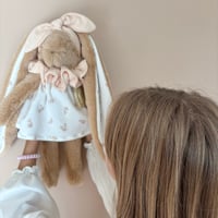 Image 1 of PELUCHE ET SA TENUE FLEUR NUDE 38 CM