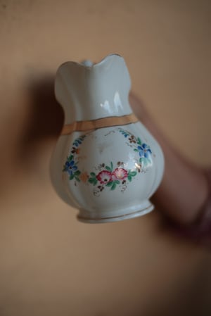 Image of Milchkrug (fuer ca 1/2l) mit Blumenbemalung, Französisch