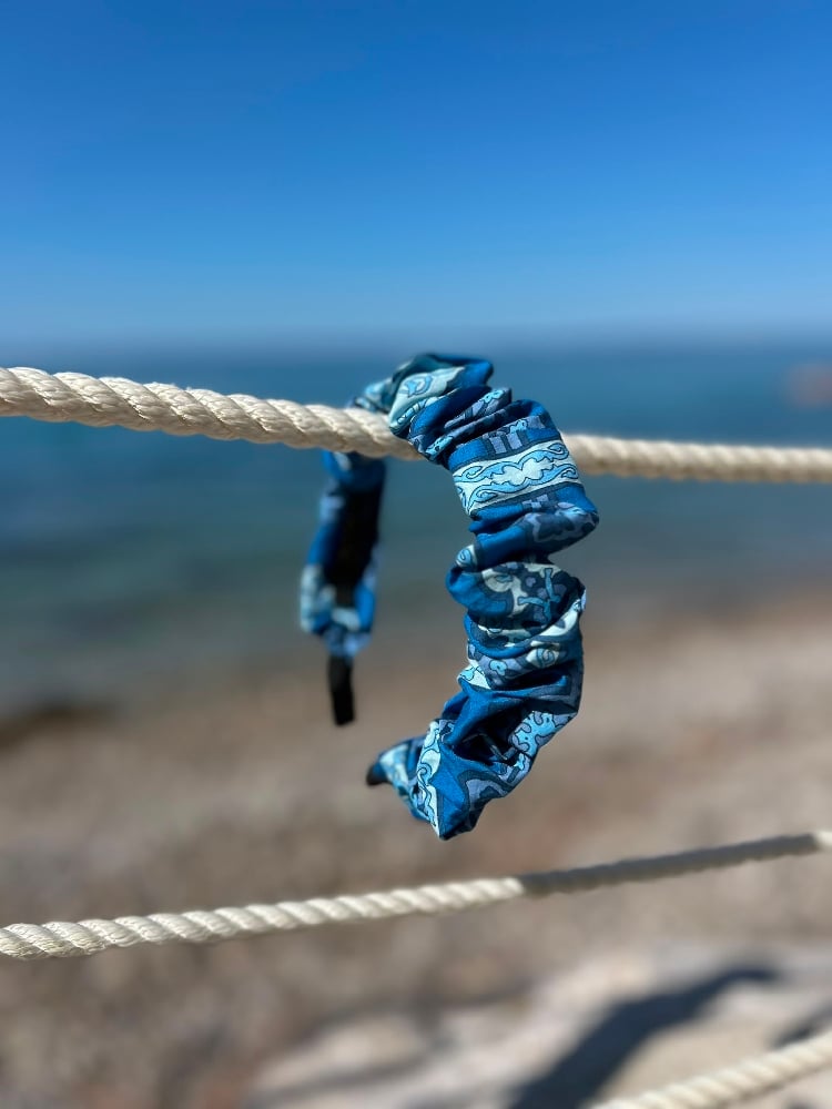 Image of Cerchietto Corolla fantasia foulard color mare