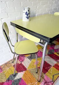 Image 2 of Table + chaises en Formica 