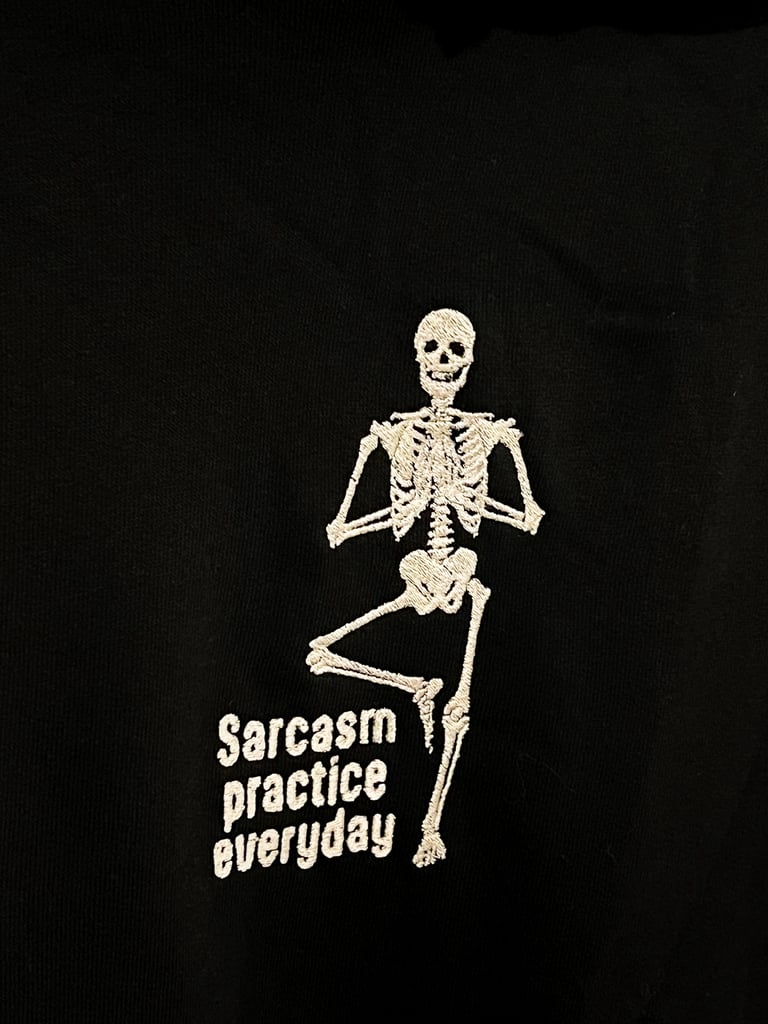 💀 SWEAT BRODÉ « SARCASM PRACTICE EVERYDAY » Image 2