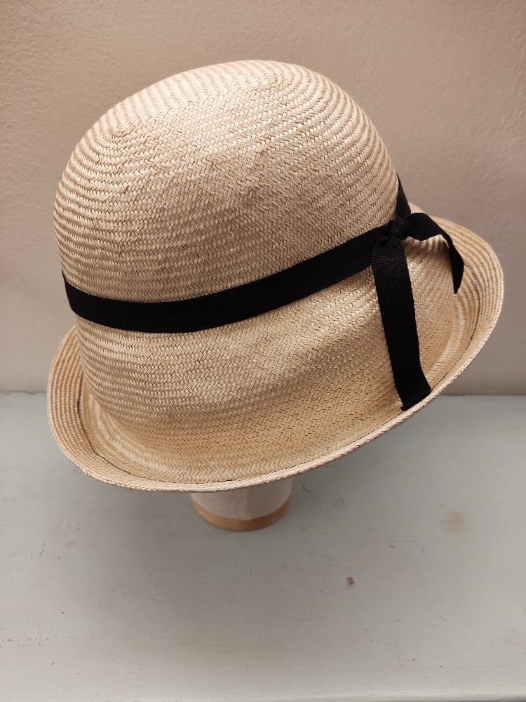 Image of Cappello parasisal panna con nastro nero
