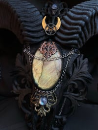 Image 5 of Ram skull with labradorite 