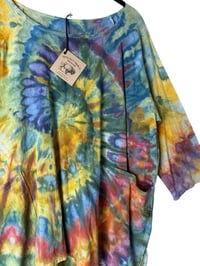Image 8 of M 100% Cotton Forager Top in Bold Spiral Ice Dye