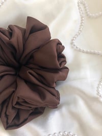 Image 7 of SCRUNCHIE OVERSIZED + STANDARD CHOCOLATE